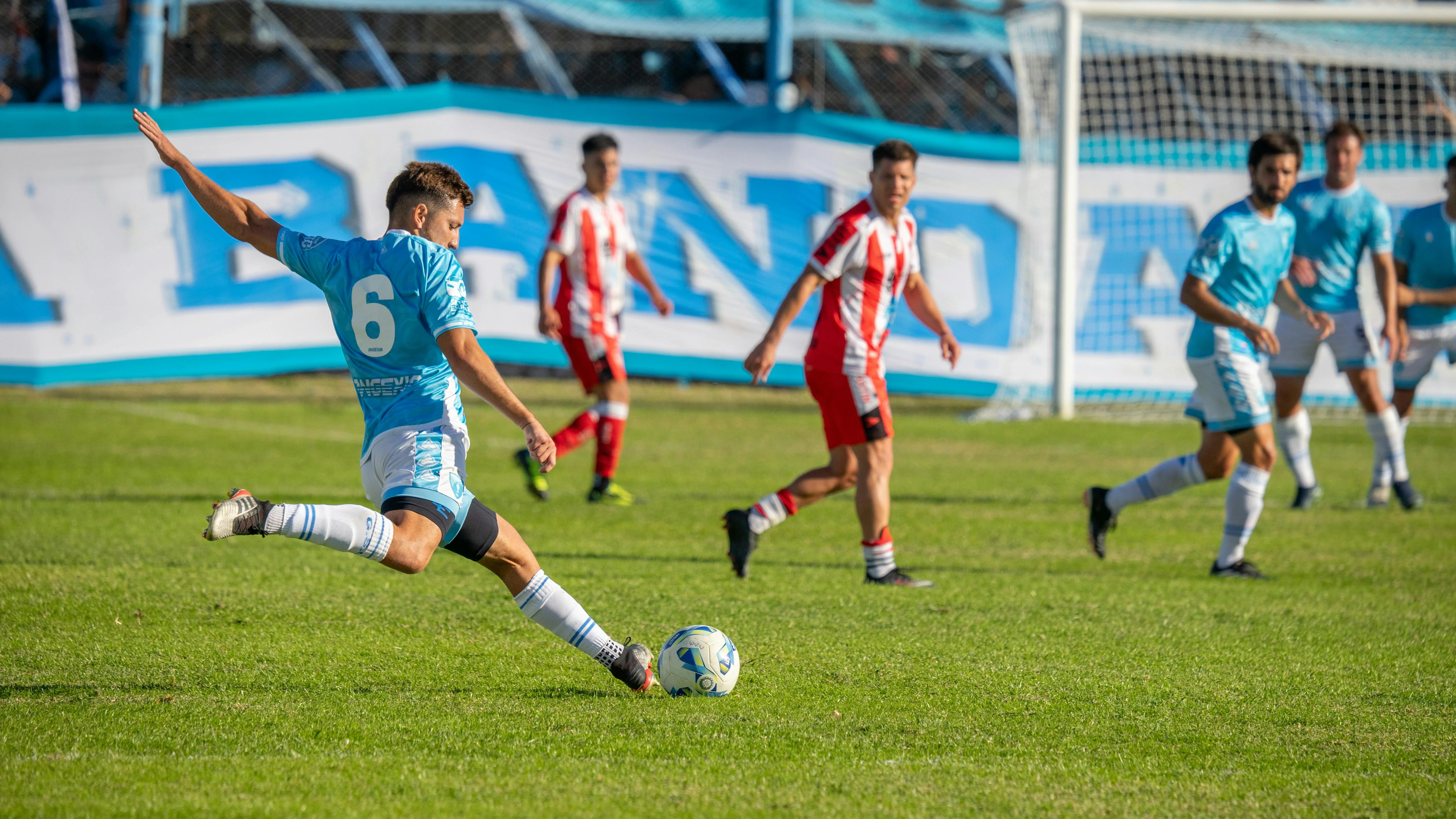 足球比赛中的关键进攻瞬间